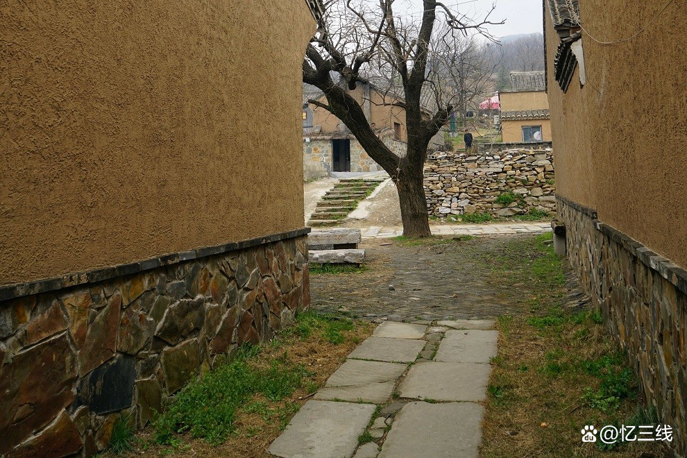 河南驻马店:蓝天白云中的小山村,河南艾森房地产集团开发的黄石头村